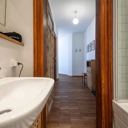 Апартаменты Charmante Altbauwohnung Im Szenekiez Mit Balkon